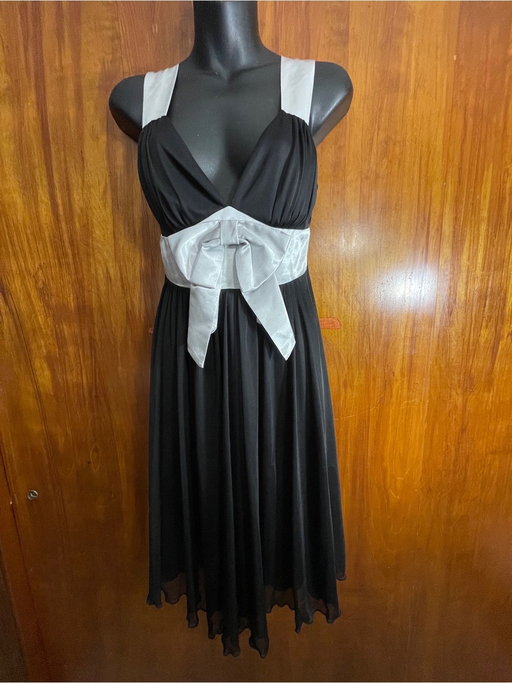 En Focus Studio S Black/Silver Solid A-Line V-Neck Sleeveless Bow Dress